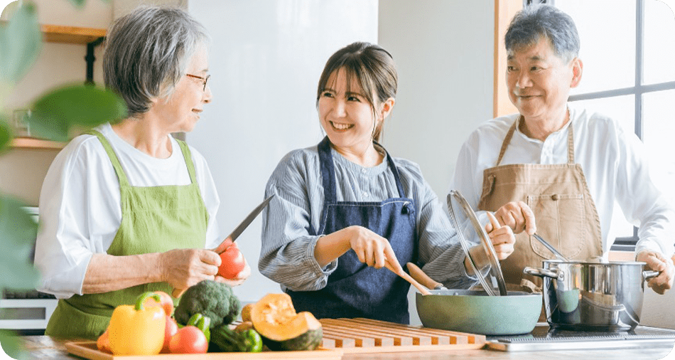 はちみつを使用し料理をする家族